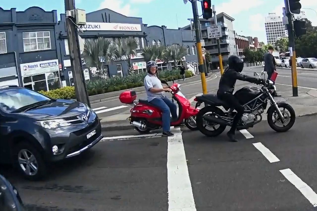 Skuterzysta przeszkadza w podrywaniu motocyklistki