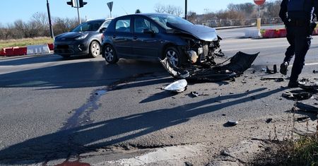 Jeden z kierowców wjechał na skrzyżowanie na czerwonym świetle. Duże utrudnienia w ruchu na al. Unii Lubelskiej [ZDJĘCIA]