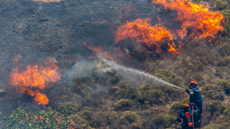 Po?ary w pobli?u Aten
(240701) -- ATHENS, July 1, 2024 (Xinhua) -- Firefighters try to put out a fire in the forest at Keratea, southeast of Athens, Greece, June 30, 2024.
  Since the start of the wildfire season on May 1, firefighters are called to handle dozens of wildfires every day across the country. (Xinhua/Marios Lolos)
Marios Lolos