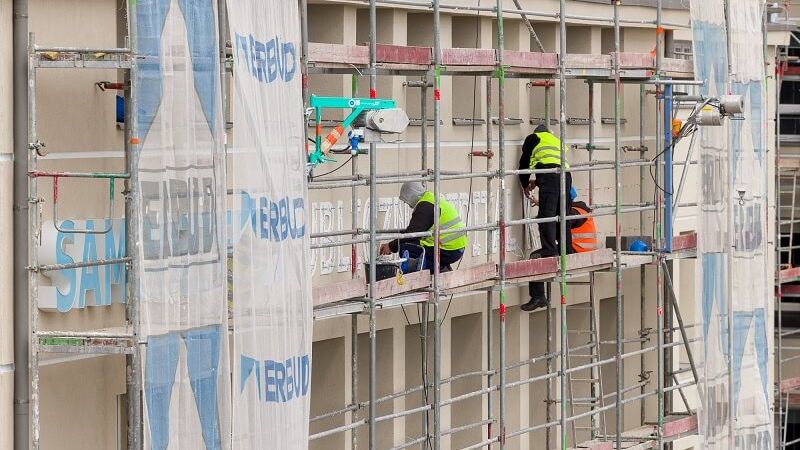 Na elewacji budynku szpitala SPSK4 zawisł nowy napis