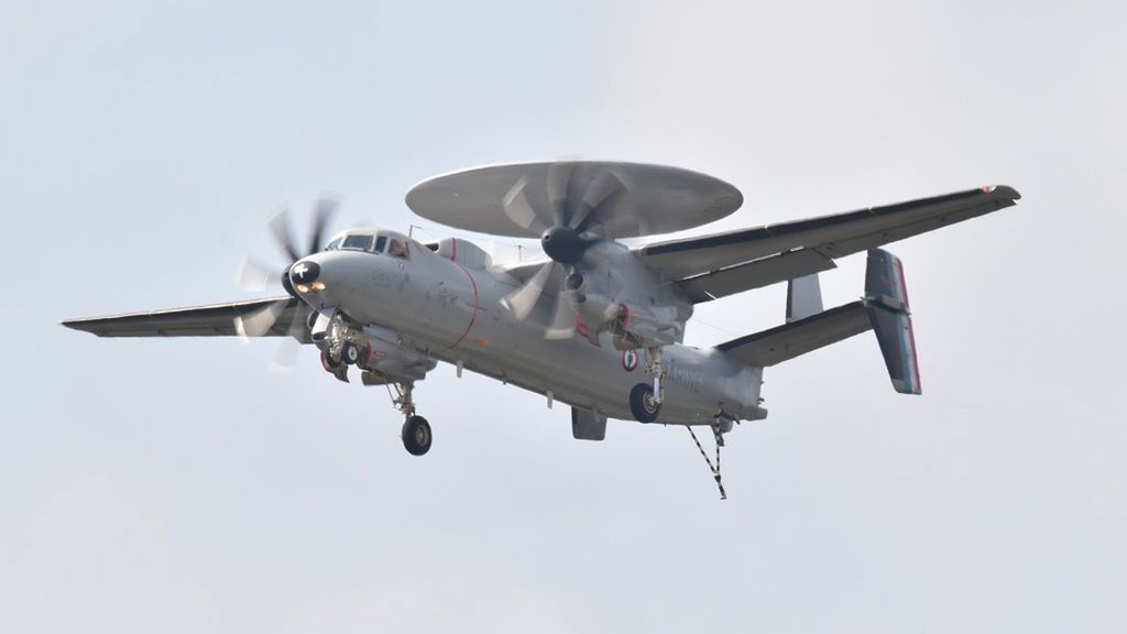 E-2C Hawkeye 2000 w konfiguracji do lądowania na lotniskowcu. Z tyłu widoczny hak do zaczepienia o liny hamujące.