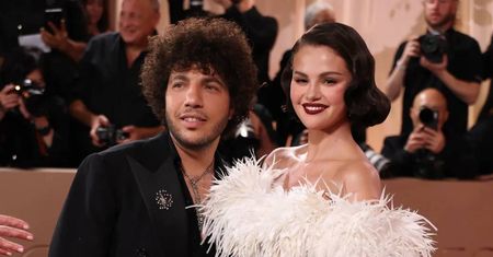 Mąż Seleny Gomez zniesmaczył zachowaniem przed kamerą. "Jak ona to znosi?"