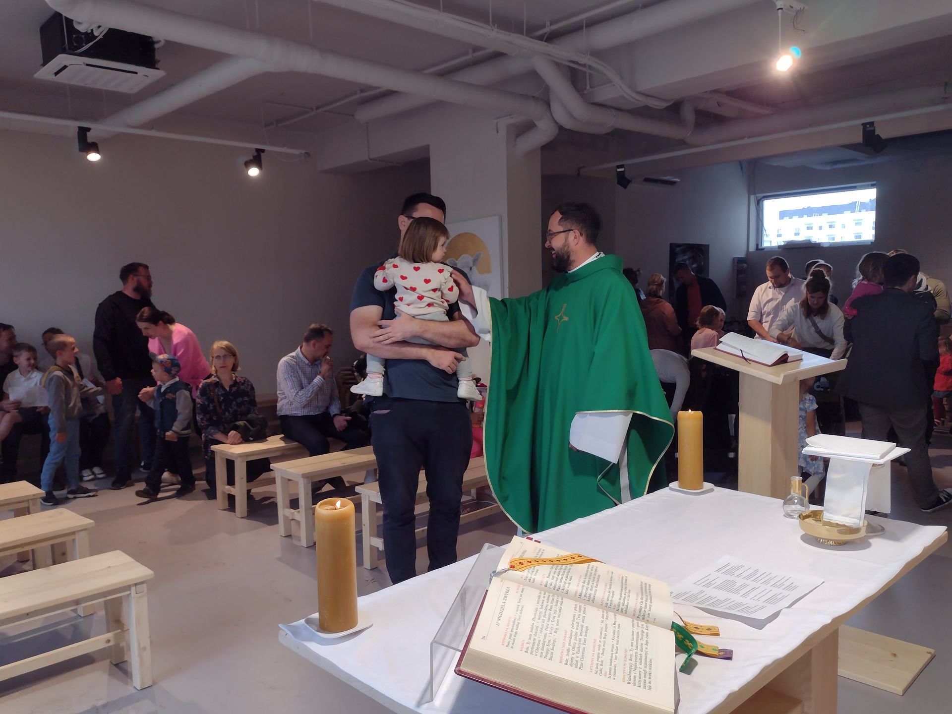 Po mszy ludzie wcale się nie rozchodzą. Ksiądz zaprasza na kawę i ciasto