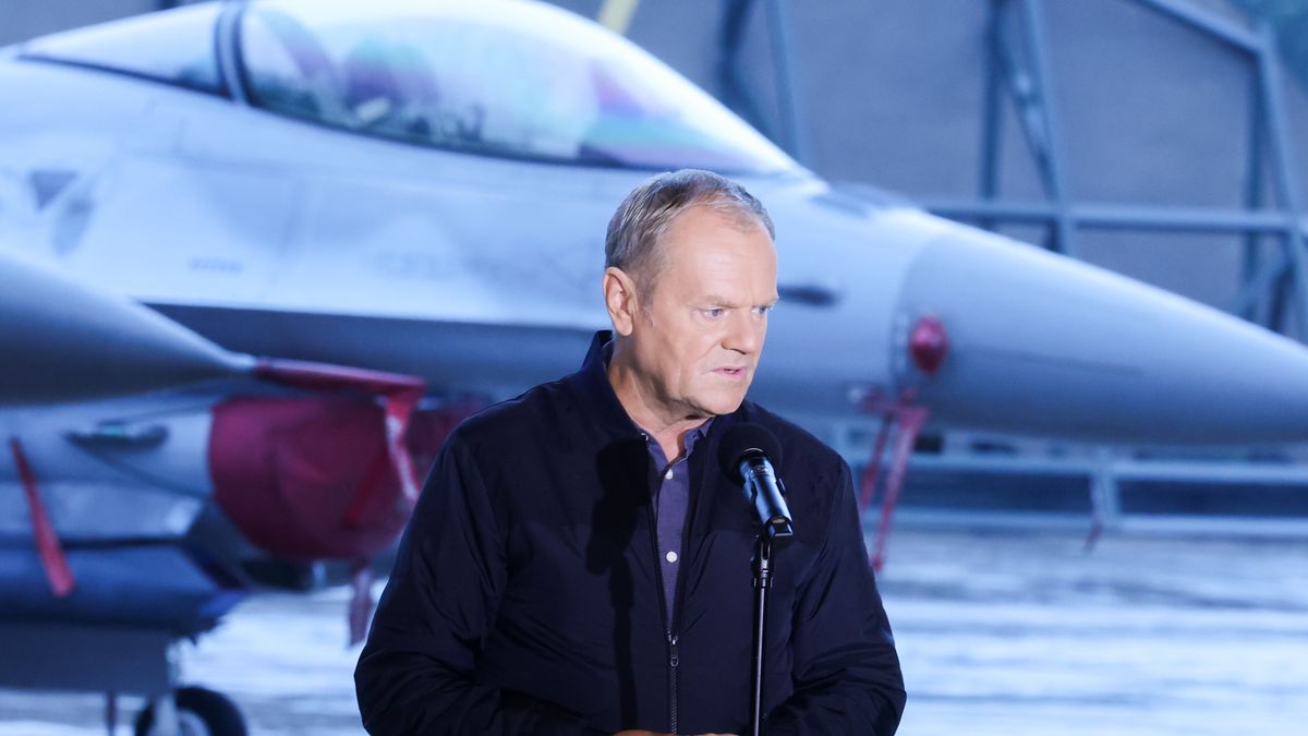 Łask, 11.09.2025. Premier Donald Tusk podczas wypowiedzi dla mediów w 32. Bazie Lotnictwa Taktycznego w Łasku, 11 bm. (ad) PAP/Marian Zubrzycki