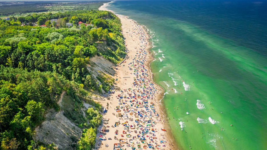 Polskie plaże przyciągnęły w tym roku wyjątkowe tłumy Polaków