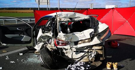 Cofał na S5. Kierowca zakleszczony, auto zmiażdżone