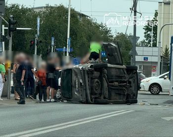 Zderzenie dwóch aut na Placu Szembeka. Jeden pojazd dachował