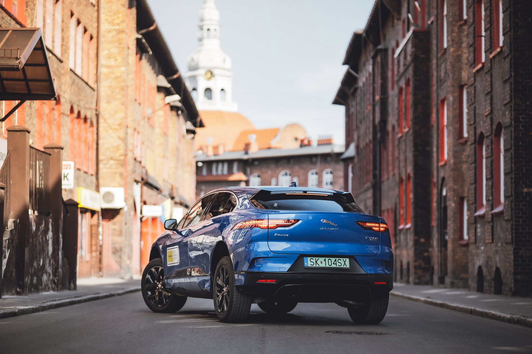Na środku ulicy też nie wolno parkować, ale obiecuję, że w końcu znaleźliśmy normalne miejsce, a I-Pace się w nie zmieścił!