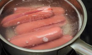 Sprawdził skład parówek. "Nikt o zdrowych zmysłach nie zjadłby"