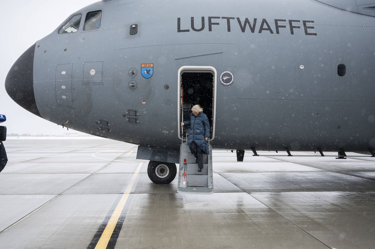 Minister Christine Lambrecht z wizytą w bazie niemieckiego lotnictwa.