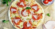 Pizza zero waste z szynką, pomidorami i zielonym groszkiem