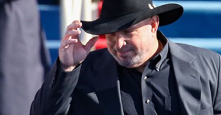 Zdjął kapelusz i posypały się komentarze. Internautom coś nie pasuje
