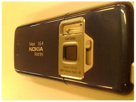 Pracownicy Nokii oznakowani za pomocą N82 1