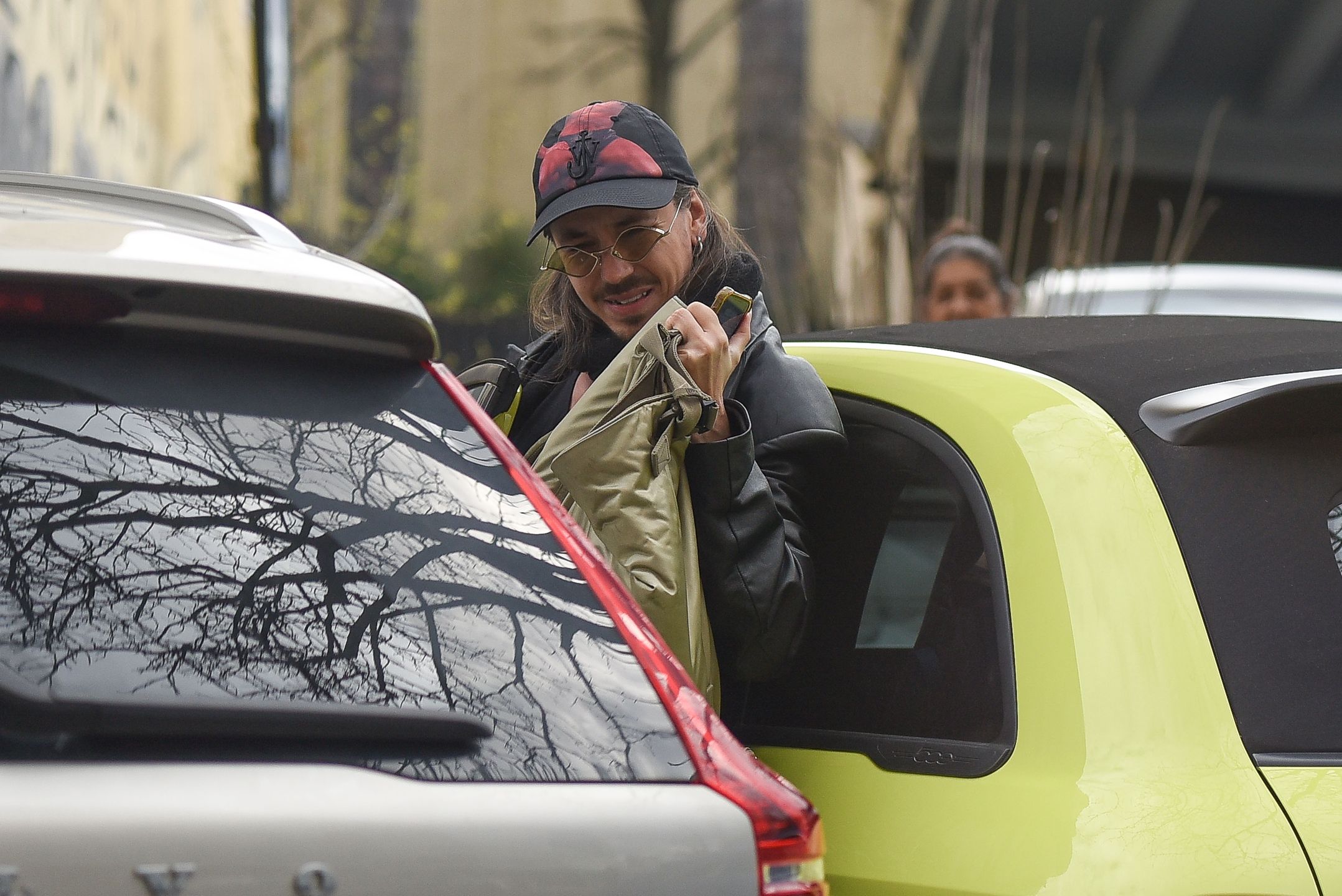 Michał Szpak w drodze na siłownię