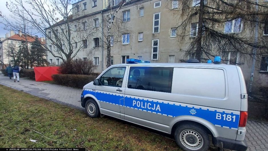 Po?ar mieszkania we Wroc?awiu18.01.2022 WROCLAW  GAZETA WROCLAWSKA  WROCLAW, BOROWSKA 182, POZAR MIESZKANIA W KAMIENICY, NIE ZYJE 60 LETNIA KOBIETA  JAROSLAW JAKUBCZAK/POLSKA PRESS  POZAR SMIERC STRAZ POZARNA NAMIOT REANIMACJA MIESZANIE POLICJA POGOTOWIE RATUNKOWEJAROSLAW JAKUBCZAK/POLSKA PRESS