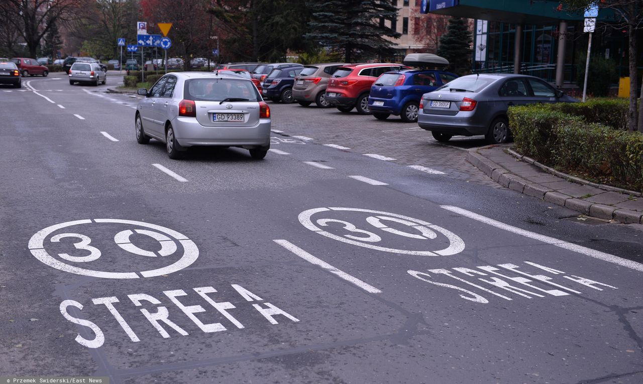 Wjazd do strefy z ograniczeniem prędkości do 30 km/h w Gdański (fot. Przemysław Świderski/East News)