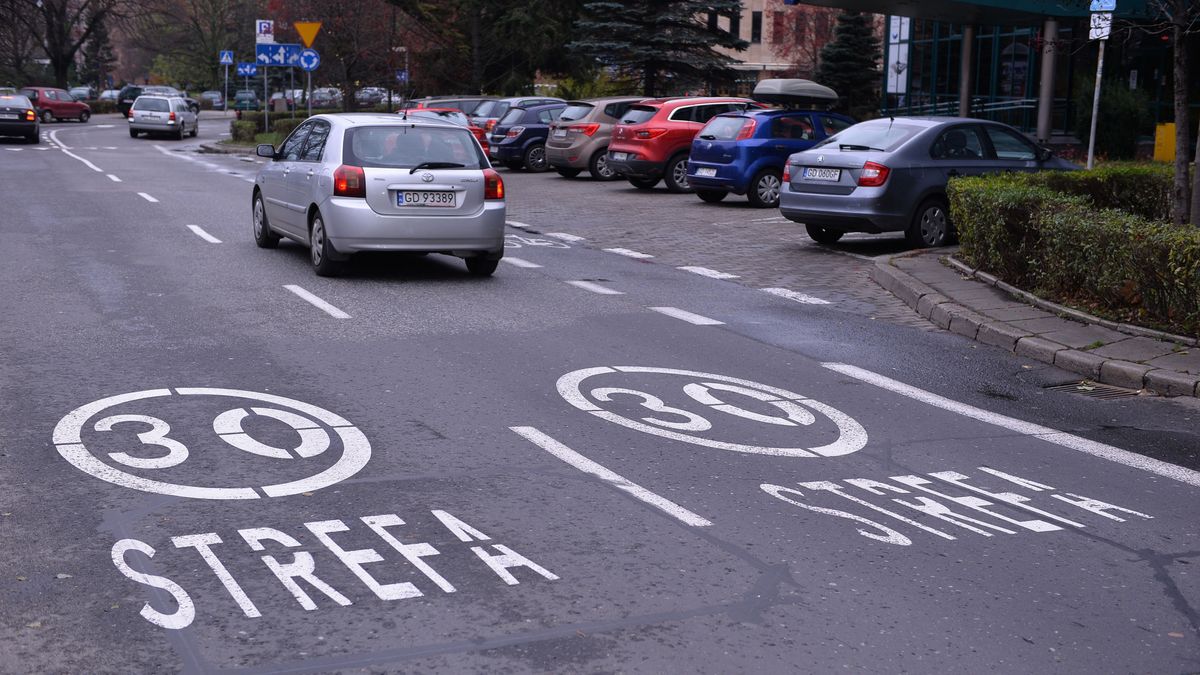 Wjazd do strefy z ograniczeniem prędkości do 30 km/h w Gdański (fot. Przemysław Świderski/East News)