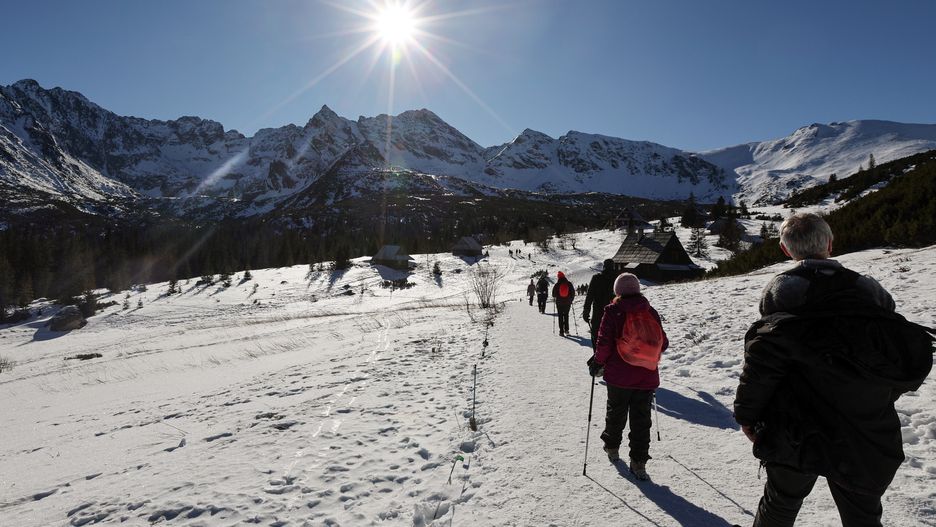 Zakopane 01.02.2025. Turyści na Hali Gąsienicowej, 1 bm. Trwają ferie zimowe, mieszkańcy kolejnych wojewewództw rozpoczynają wypoczynek. Na Podhalu wiosenna aura, jednak w górach zima, szlaki są oblodzone a warunki turystyczne trudne.(ad) PAP/Grzegorz Momot
