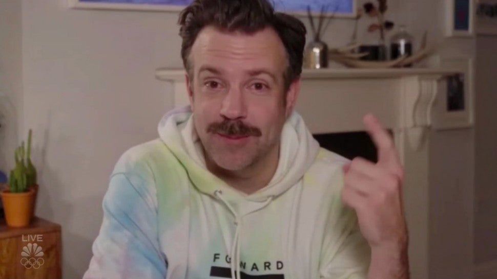 Złote Globy 2021: Jason Sudeikis "odbiera" nagrodę