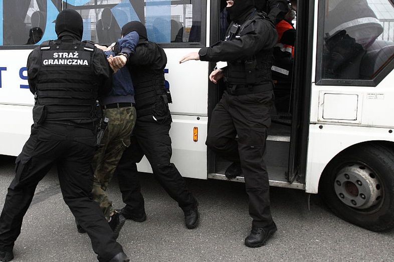 Awantura na lotnisku. Ubliżał pasażerom i był agresywny
