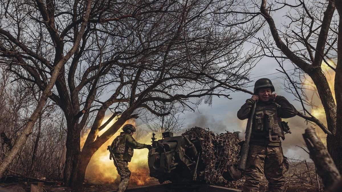 DONETSK OBLAST, UKRAINE - MARCH 21: Ukrainian soldiers firing artillery in the direction of Bakhmut, 21 March 2023 (Photo by Diego Herrera Carcedo/Anadolu Agency via Getty Images)