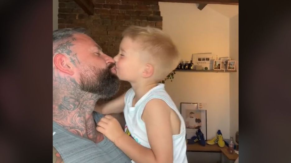 Całuje syna w usta. Ludzie są oburzeni