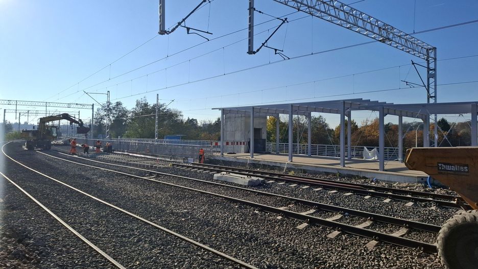 Przystanek Szczecin Turzyn. Widać nową windę na peron i wejście na peron