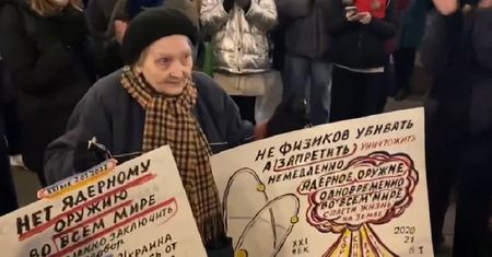 Zdjęcia z Rosji. 76-latka wyszła na ulicę. Została aresztowana