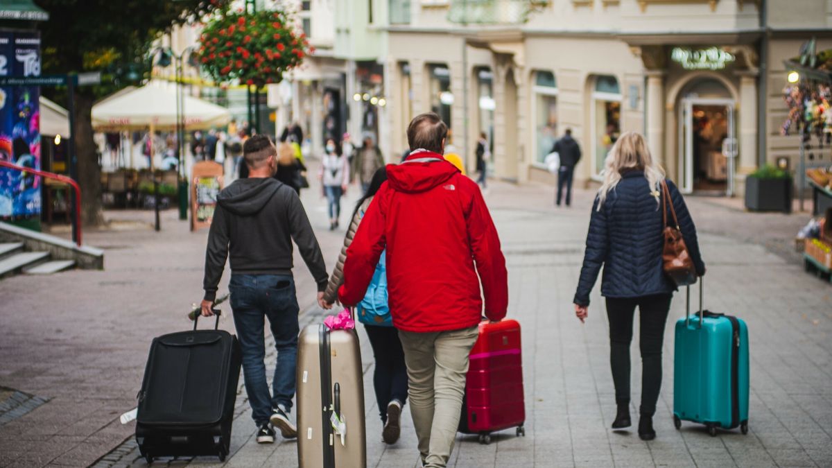 reporter_baza_2020-10
04.10.2020 - Sopot, Sopot w Czerwonej strefie Koronawirusa. Od 3 pazdziernika ze wzgledu na zwiekszona ilosc zachorowan na COVID-19 w Sopockim kurorcie zostaly wprowadzone dodatkowe obostrzenia. n/z  Turysci, Turystyka, Monciak, Walizki, Ludzie z Walizkami Podroz Wakacje  |  Fot. Karol Makurat/REPORTER
Karol Makurat/REPORTER