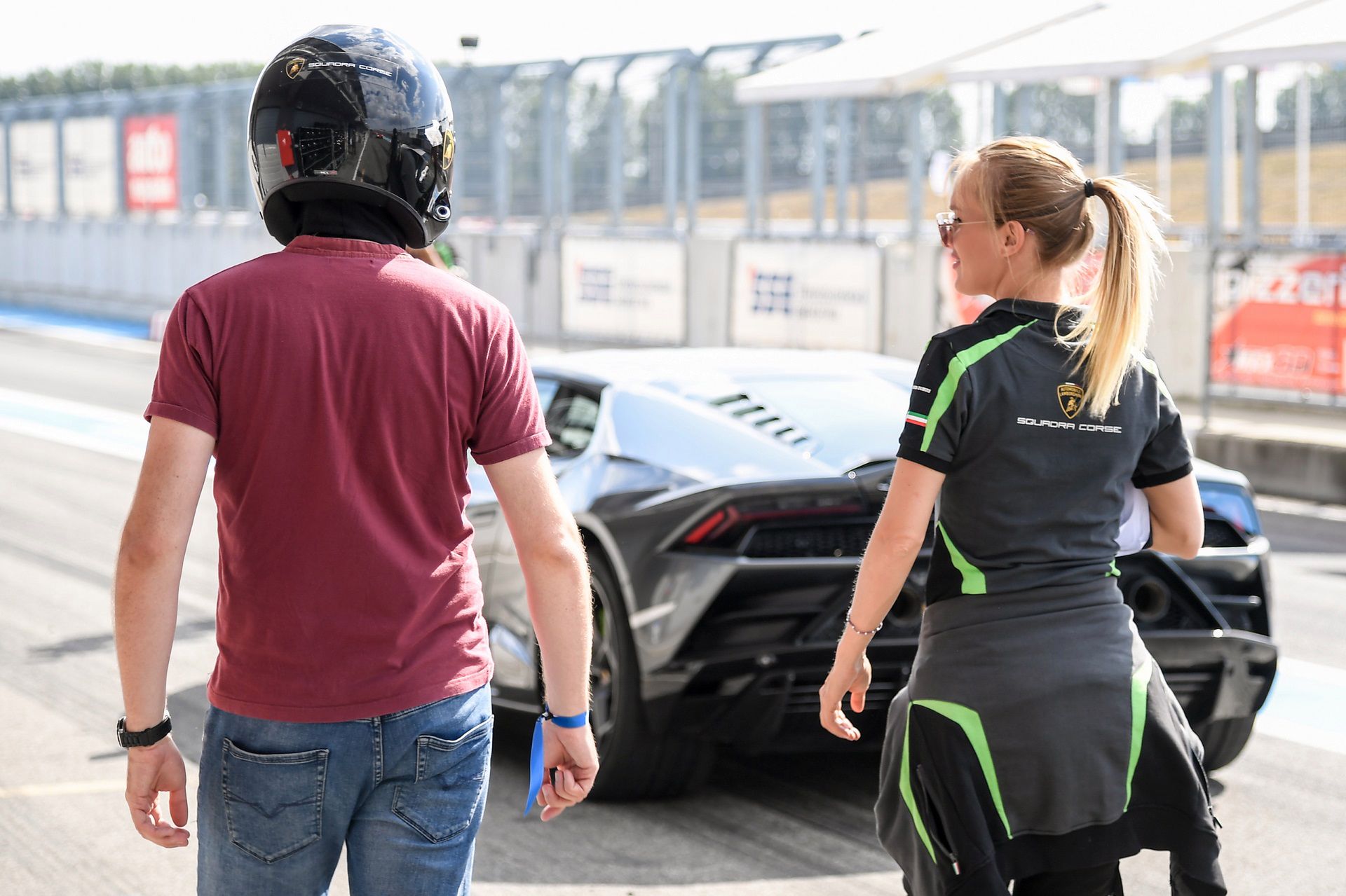Autor jeszcze nie wie, co czeka go już za moment za sterami tego superauta (fot. Lamborghini)