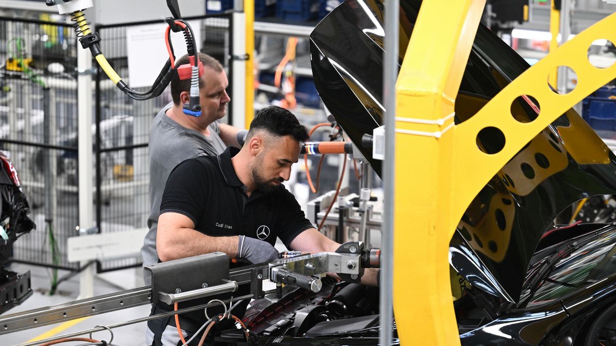 Na zdjęciu linia montażowa w fabryce Mercedesa w Rastatt