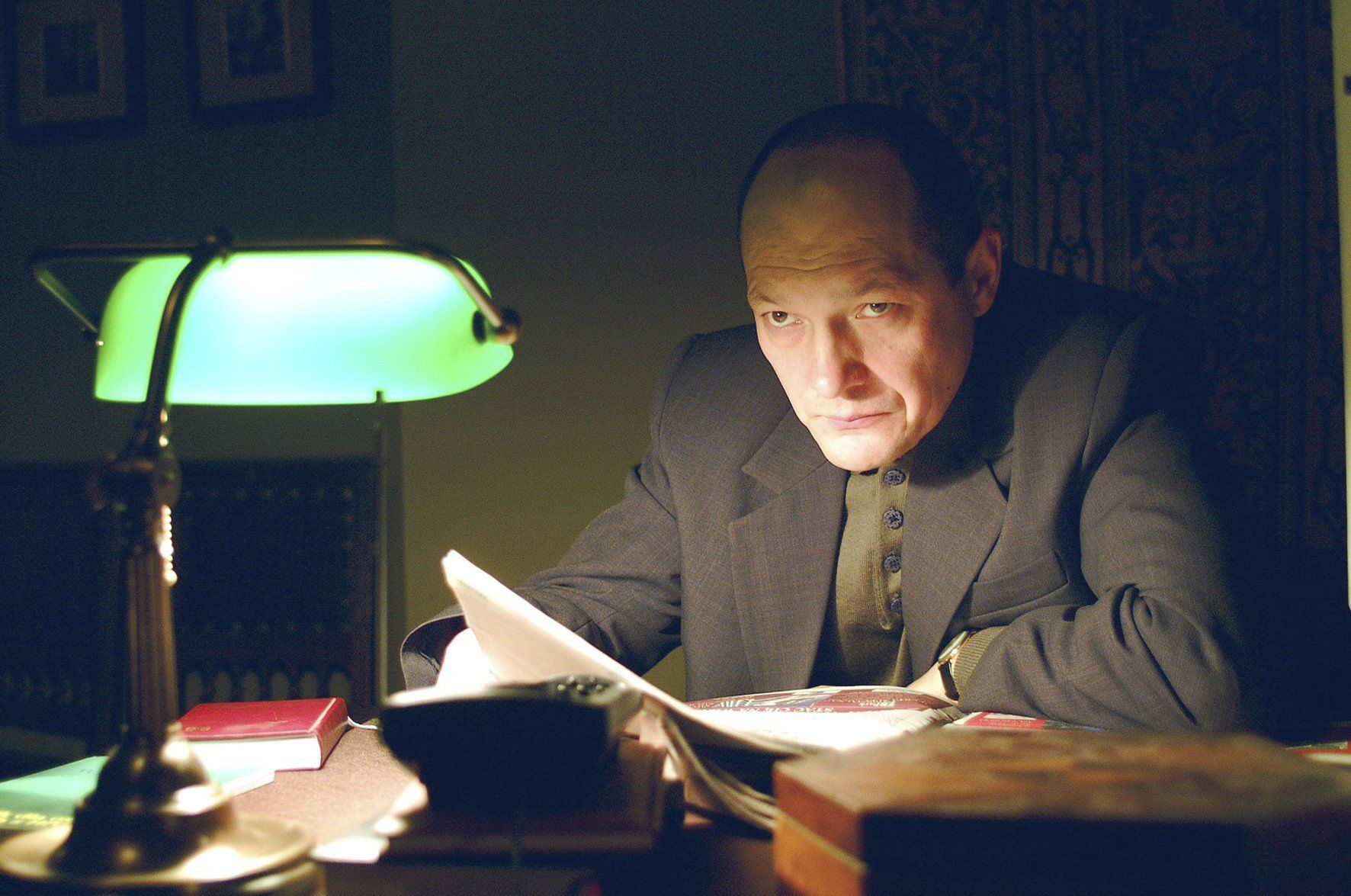 Tomasz Dedek na planie serialu Samo życie w 2002 roku.