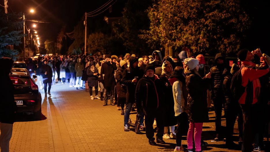 Wroclaw 16.10.2023: Pomimo poznych godzin nocnych na wroclawskim osiedlu Jagodno w komisji obwodowej numer 148 nada prawie 900 osob czeka na oddanie glosu. n/z ogromna nocna kolejka do glosowania,Image: 814005619, License: Rights-managed, Restrictions: , Model Release: no, Credit line: Krzysztof Zatycki / Forum
Krzysztof Zatycki / Forum
Dolnyslask, Frekfencja, Glosowanie, Kolejka, Lokal wyborczy, Ludzie, Miasto, Nocna Kolejka, Nocne glosowanie, Polityka, Prawo, Wroclaw, Wybor, Wybory, Wybory 2023, Wybory w Polsce