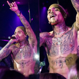 Chris Brown bez koszulki!