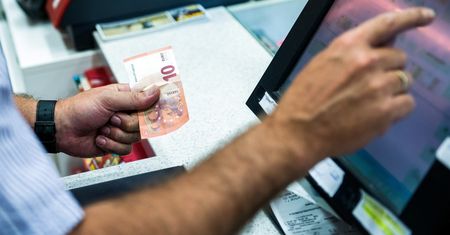 Zarobki na kasie w Niemczech. Porównali z pensją w Polsce