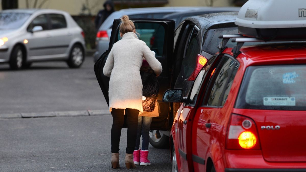 Opiekunowie najczęściej zostawiają dzieci "tylko na chwilkę", by pójść na zakupy. Zdarza się jednak, że zapominają o pasażerze i idą do pracy