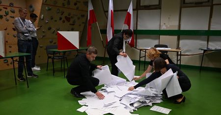 Wybory 2023: nowe dane z PKW. PiS traci kolejne mandaty
