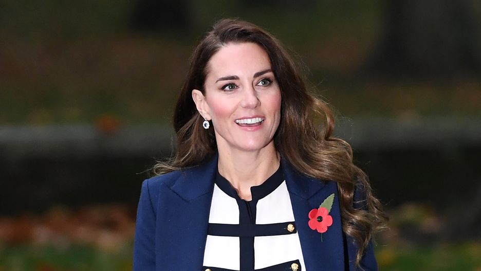 epa09574500 Britain's Catherine, Duchess of Cambridge, arrives at the Imperial War Museum to officially open two new galleries, the Second World War Gallery and the Holocaust Gallery, in London, Britain, 10 November 2021.  EPA/FACUNDO ARRIZABALAGA Dostawca: PAP/EPA.