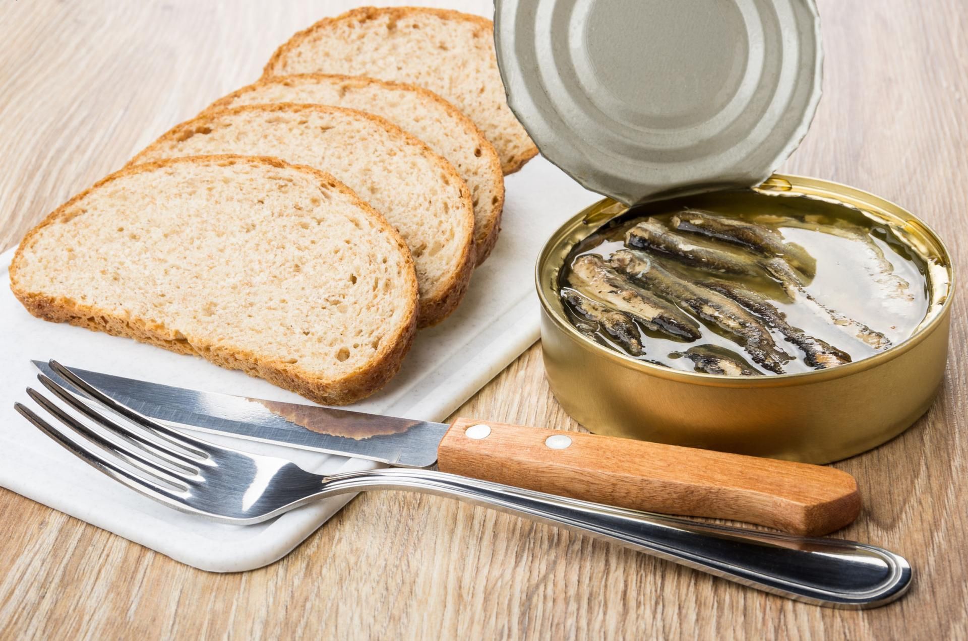 Wady jedzenia w puszkach [123rf.com]