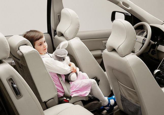 Volvo XC90 (pierwszej generacji) było wyposażone w miejsce do siedzenia dla dziecka. Najbezpieczniejsze z możliwych, czyli pośrodku z tyłu. Fabryczny fotel zaprojektowano tak, że nie trzeba korzystać z drugiego fotelika.