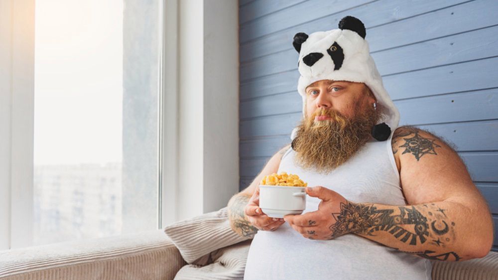 Szalona czapka nie pomoże ci ukryć piwnego brzuszka. Lepiej postaw na dopasowane spodnie