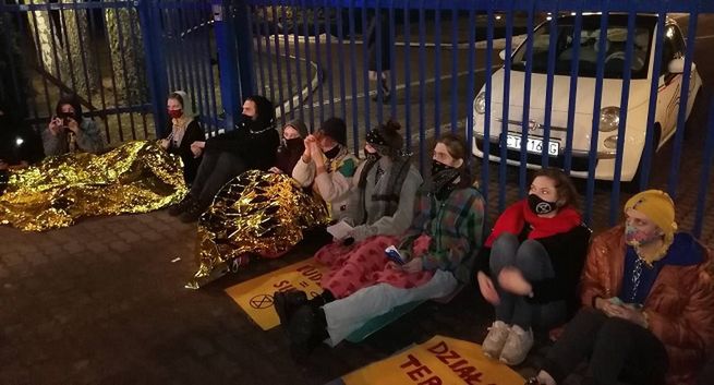 Aktywiści Extinction Rebellion przykuli się do bramy Radia Maryja