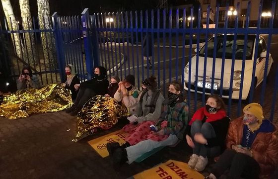 Aktywiści Extinction Rebellion przykuli się do bramy Radia Maryja
