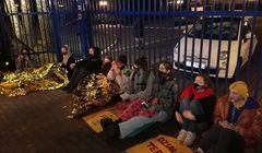 Aktywiści Extinction Rebellion przykuli się do bramy Radia Maryja