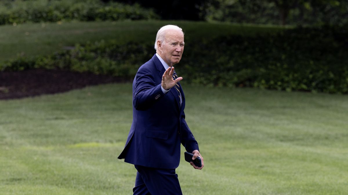 US President Joe Biden waves after arriving by Marine One on the South Lawn of the White House in Washington, DC, USA, 07 August 2023. The Bidens return to the White House from Wilmington, Delaware. EPA/MICHAEL REYNOLDS Dostawca: PAP/EPA.