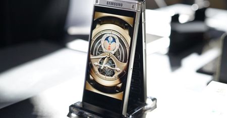Samsung W2018 to zaskakująco mocny telefon z klapką - ma aparat f/1.5