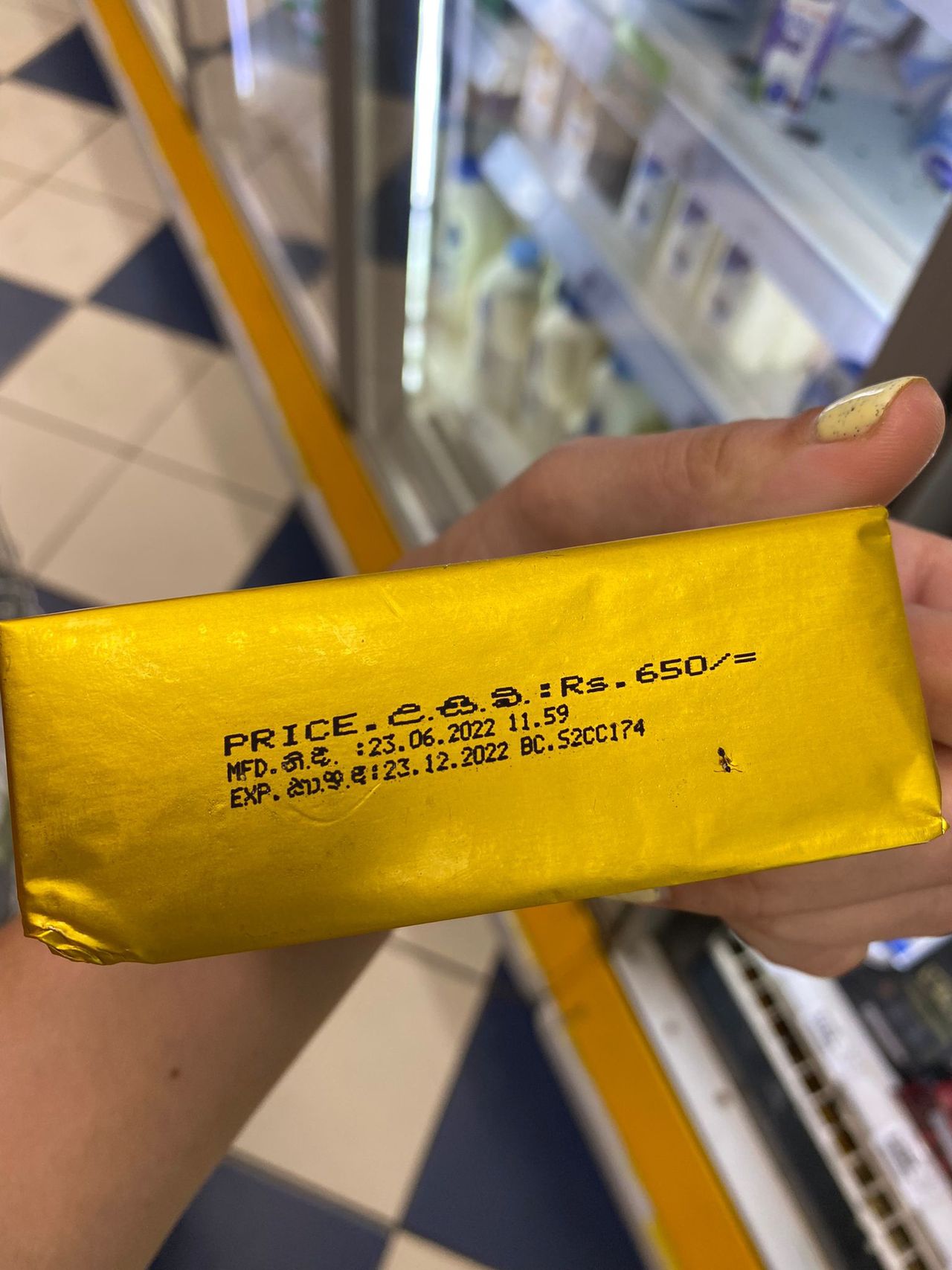 Cena kostki masła widoczna na opakowaniu