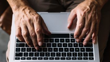 Policja w Gostyninie ostrzega. Oszuści wykorzystują portale aukcyjne i płatności BLIK