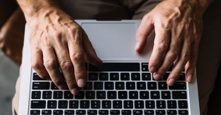 Policja w Gostyninie ostrzega. Oszuści wykorzystują portale aukcyjne i płatności BLIK