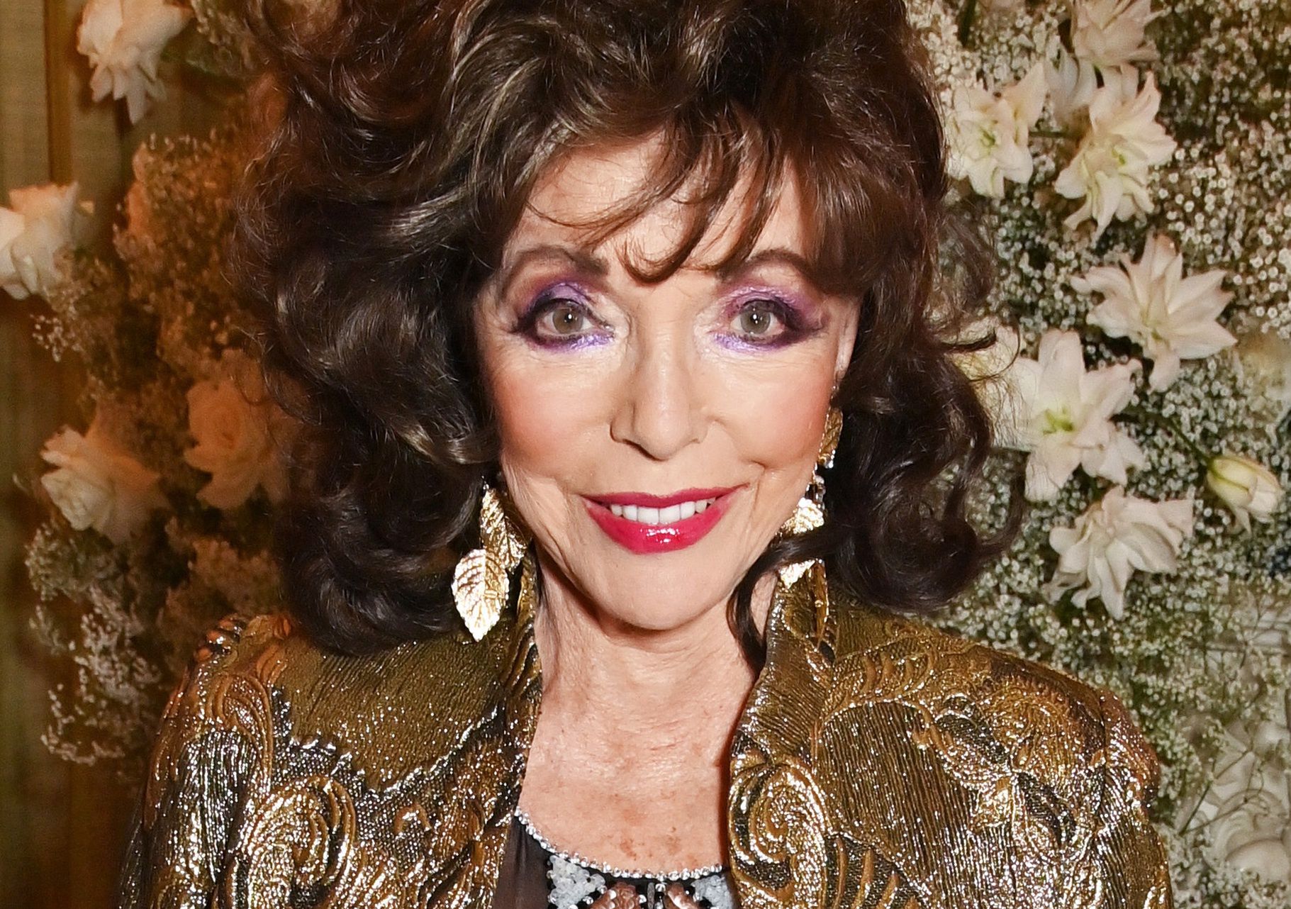 Joan Collins w złotych kolczykach